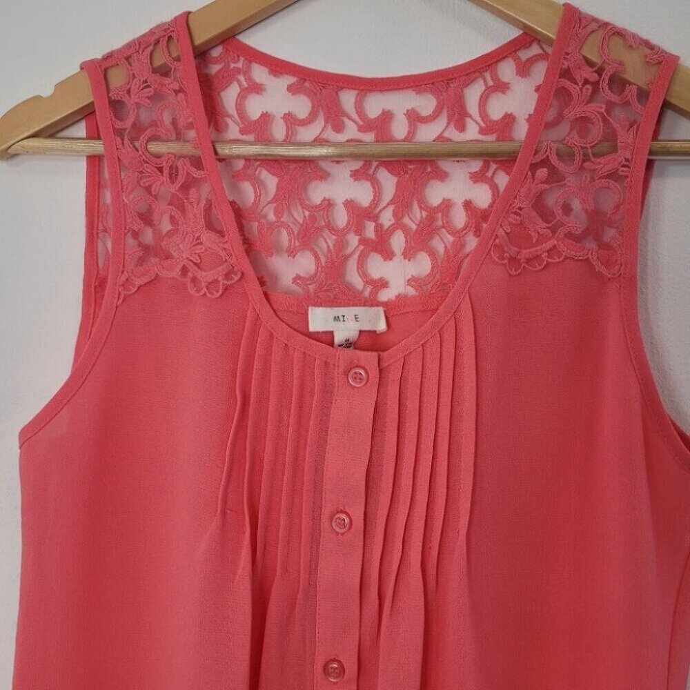 💘MINE Coral Lace Shoulder Lightweight Sleeveless Blouse Size Medium - Picture 2 of 9